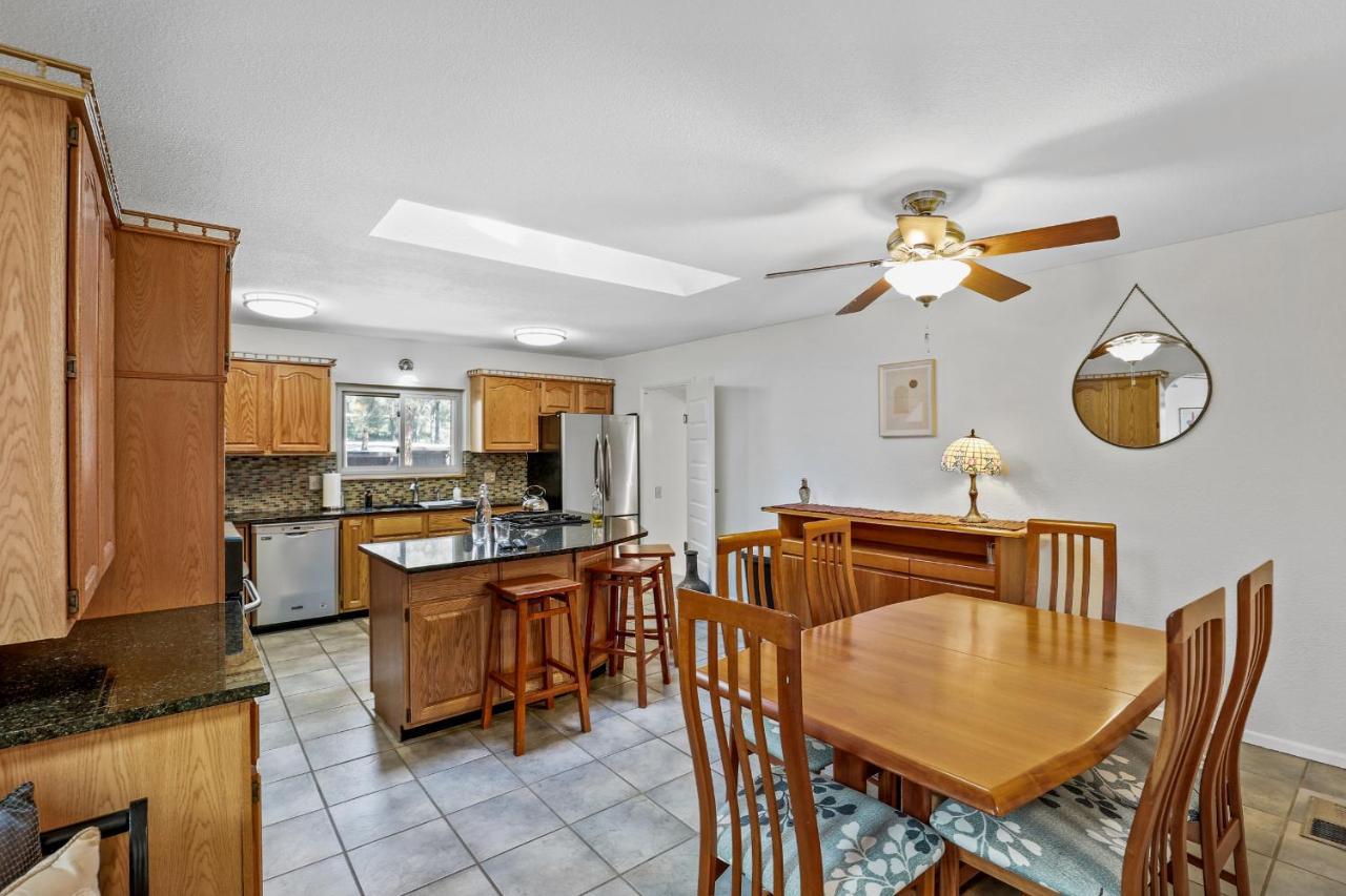 Captivating Continental Country Club Retreat With 4 Bdr And Spacious Deck! سارية العلم المظهر الخارجي الصورة
