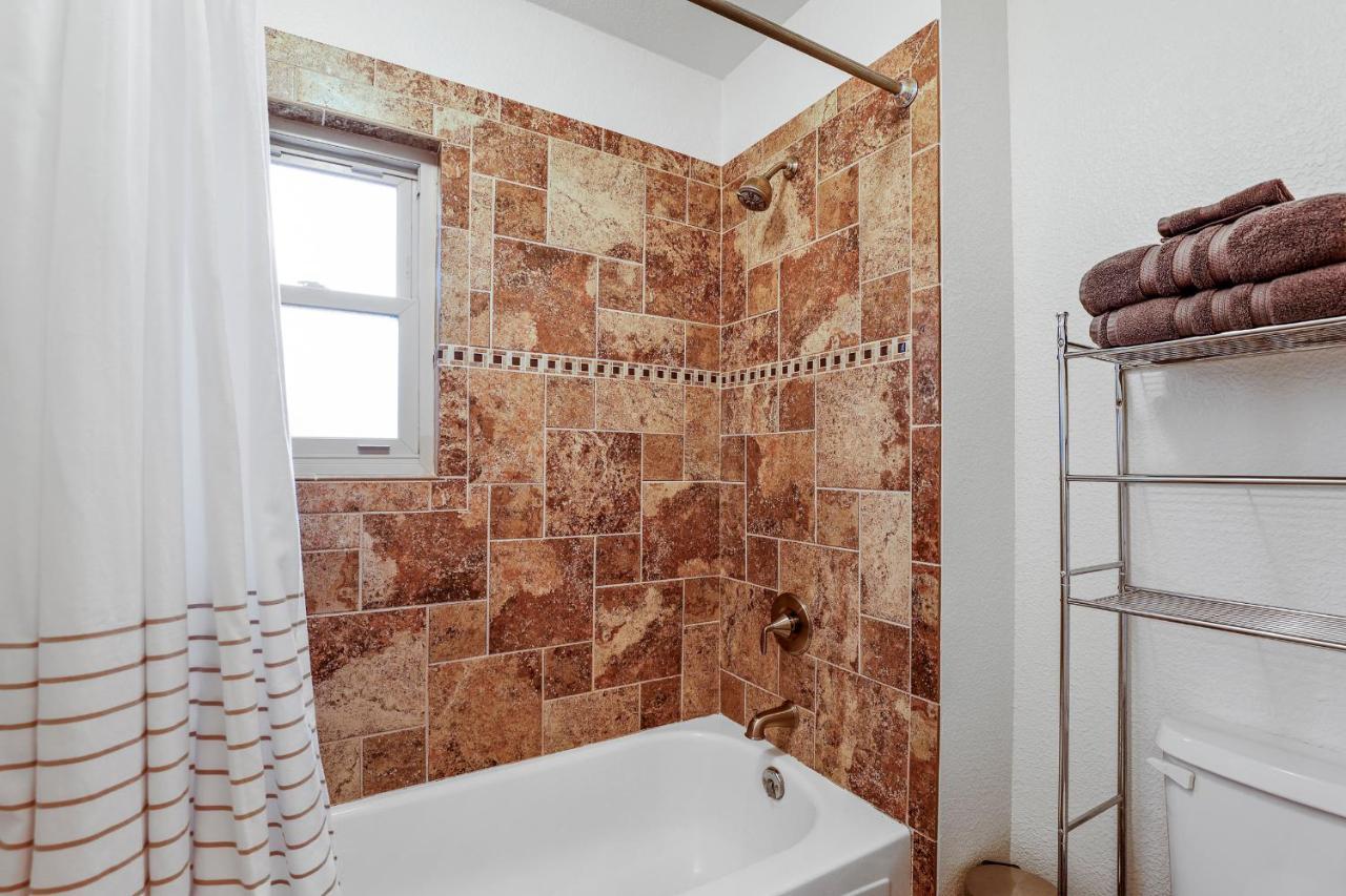 Captivating Continental Country Club Retreat With 4 Bdr And Spacious Deck! سارية العلم المظهر الخارجي الصورة