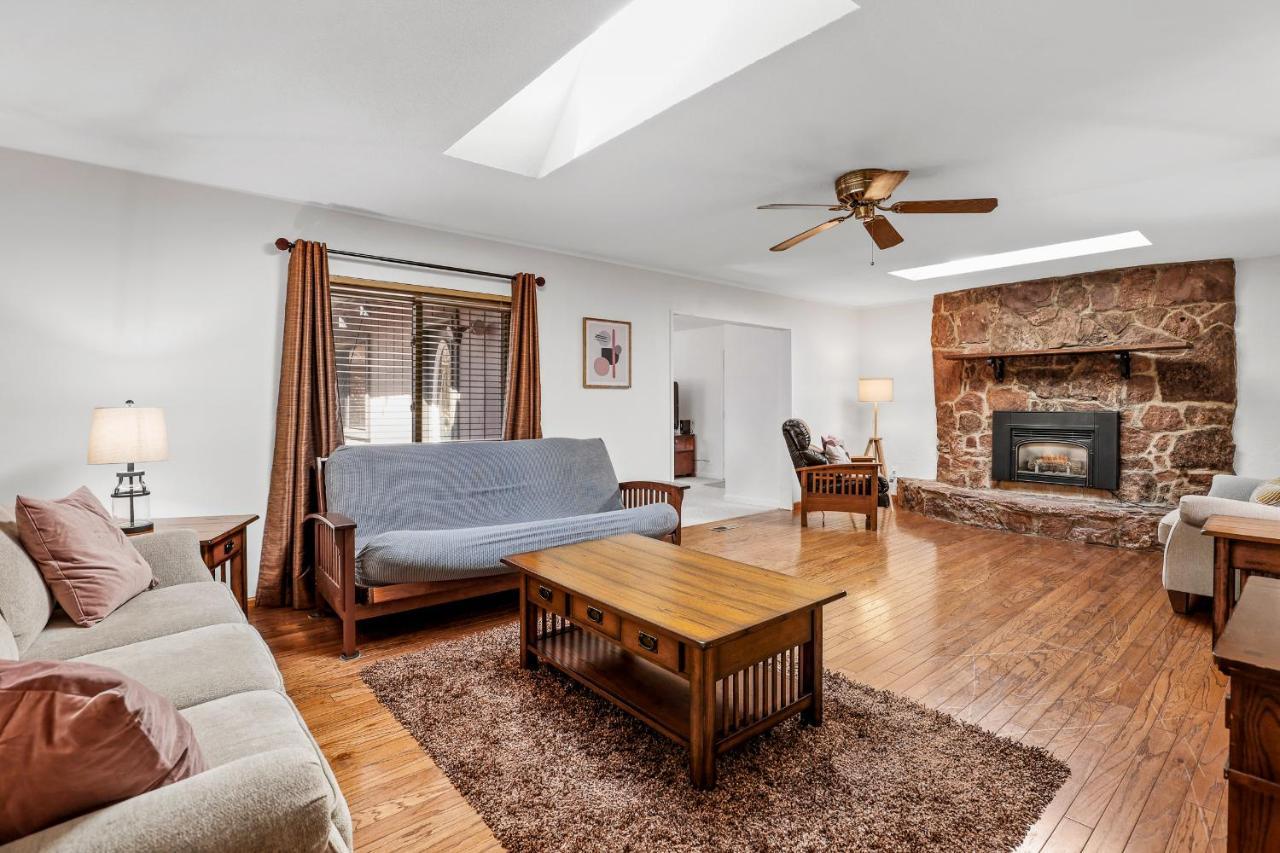 Captivating Continental Country Club Retreat With 4 Bdr And Spacious Deck! سارية العلم المظهر الخارجي الصورة
