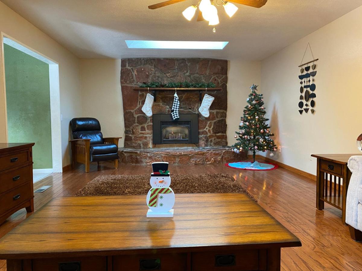 Captivating Continental Country Club Retreat With 4 Bdr And Spacious Deck! سارية العلم المظهر الخارجي الصورة